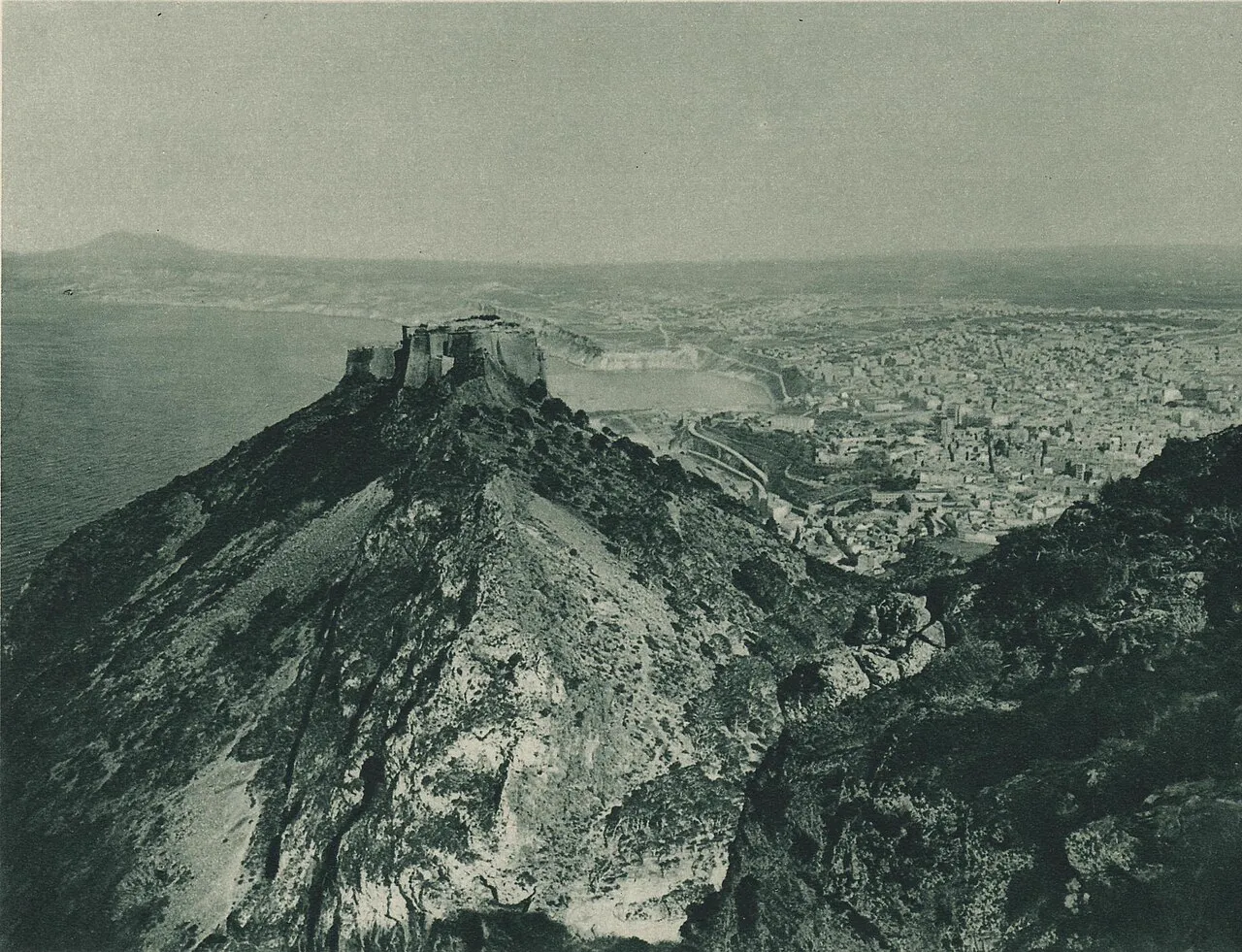 Panoramic view of Oran from the Murdjadjo heights, circa 1930. Two of the five 1975 sightings occurred near Oran, Algeria's second-largest city and a major military hub.