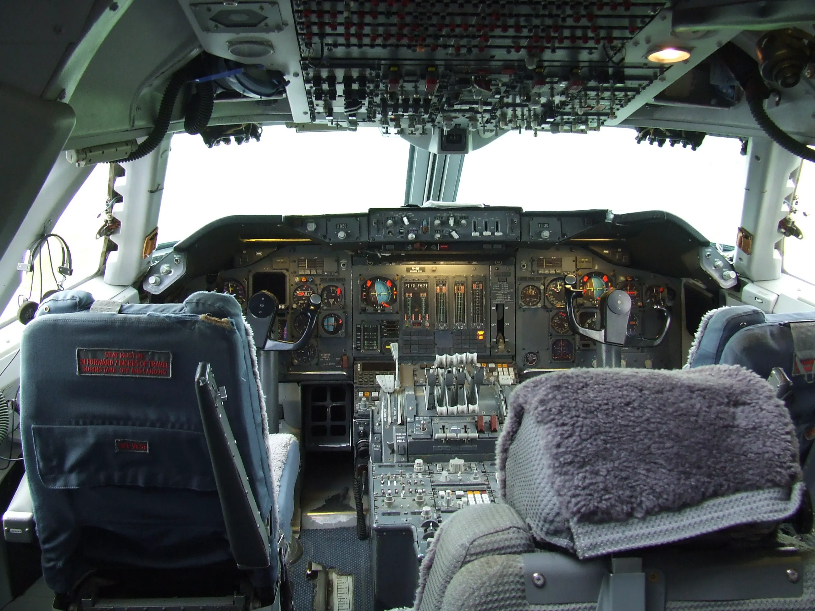 Flight deck of a Boeing 747-200, the aircraft type involved in the Max Air Sahara encounter. The crew observed multiple orbs from this vantage point over the Libyan desert.